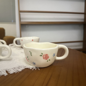 クリエイティブな200mlセラミックカップ手で練り、花柄とチェリーハートの形で描かれたコーヒーやお茶用