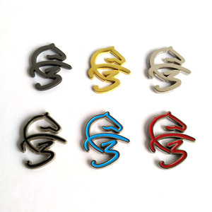 Özel kesim F3 araba logosu yumuşak emaye Metal Uae yaka rozetleri yapıştırıcı ile - Product Image 5