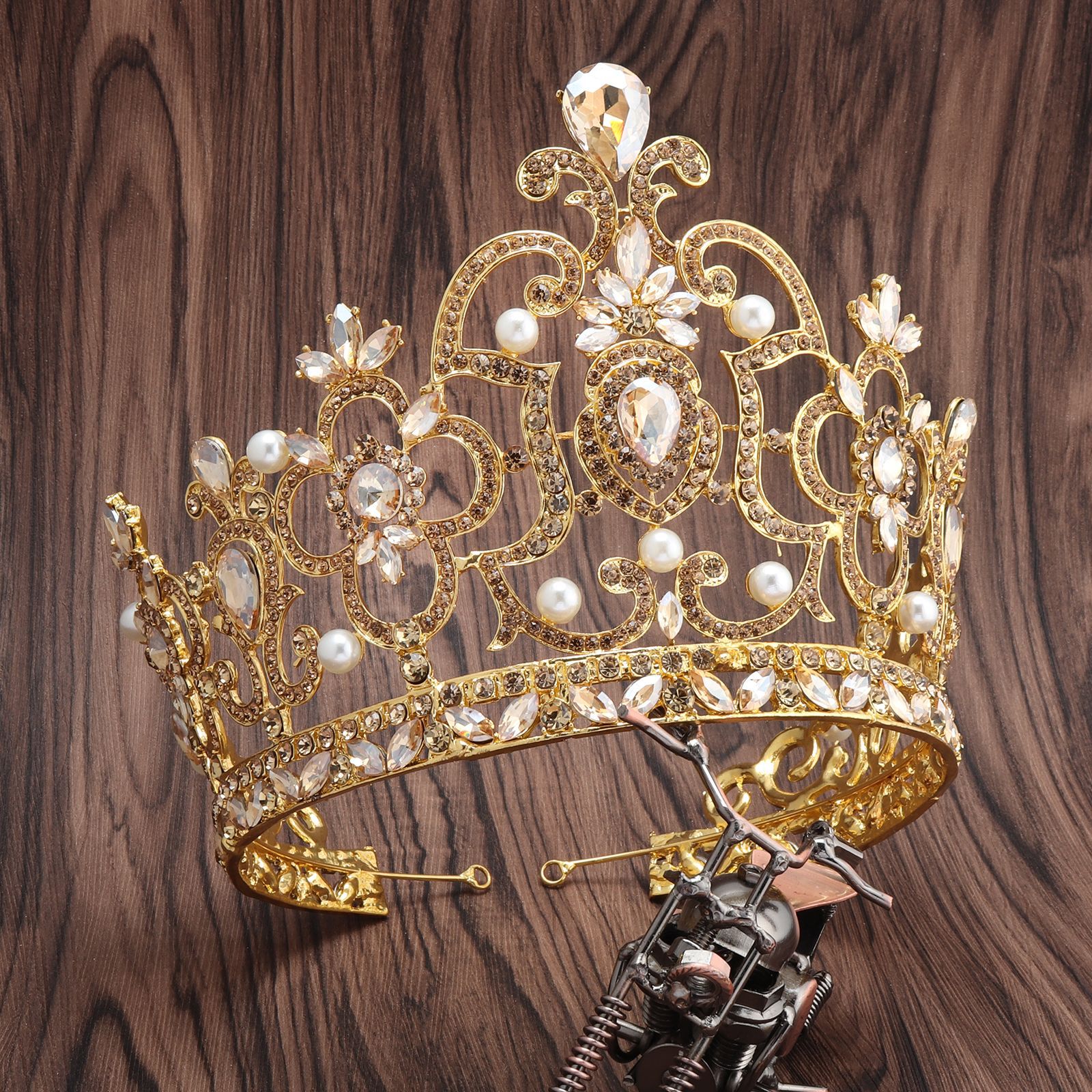 Grand crown golden champagne