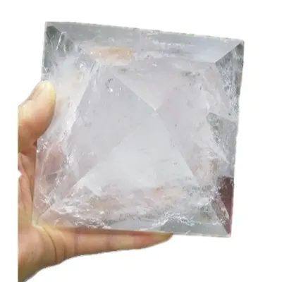 Pirámide de cristal translúcido transparente de cuarzo blanco Natural