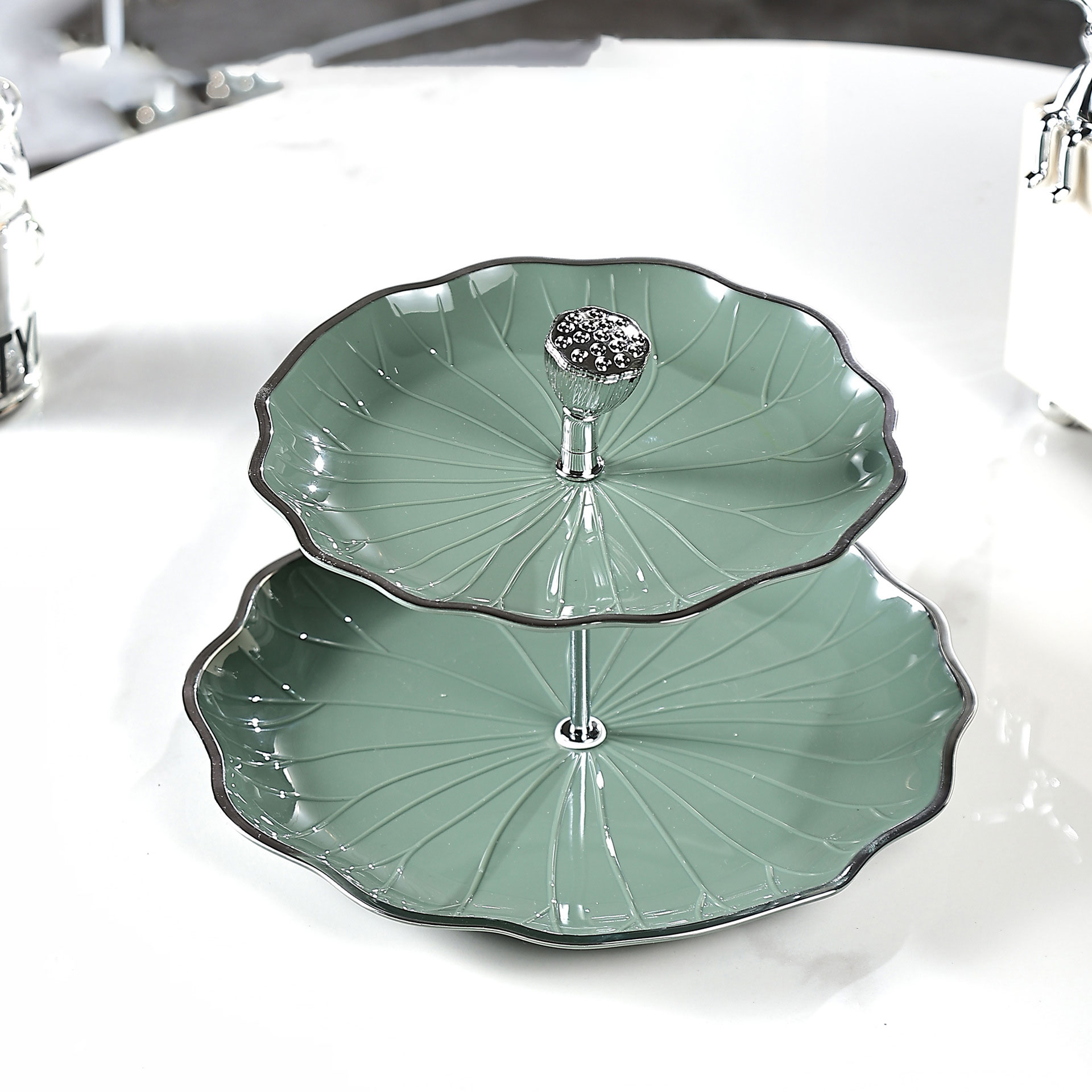 Assiette à fruits Lotus à bordure argentée - vert grisâtre - grand modèle double étage