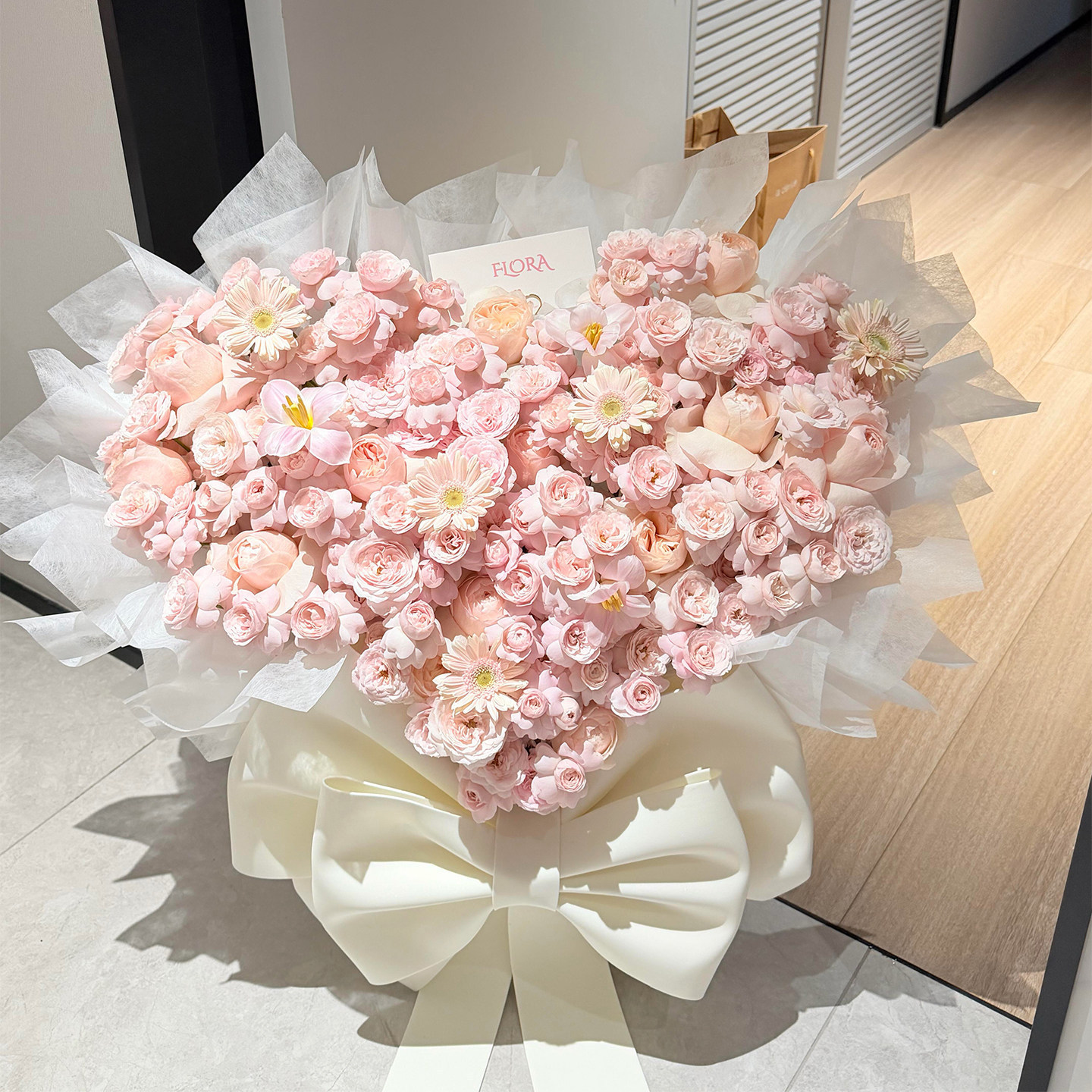 jiaoli like snow-hug bucket-52 mixed flowers