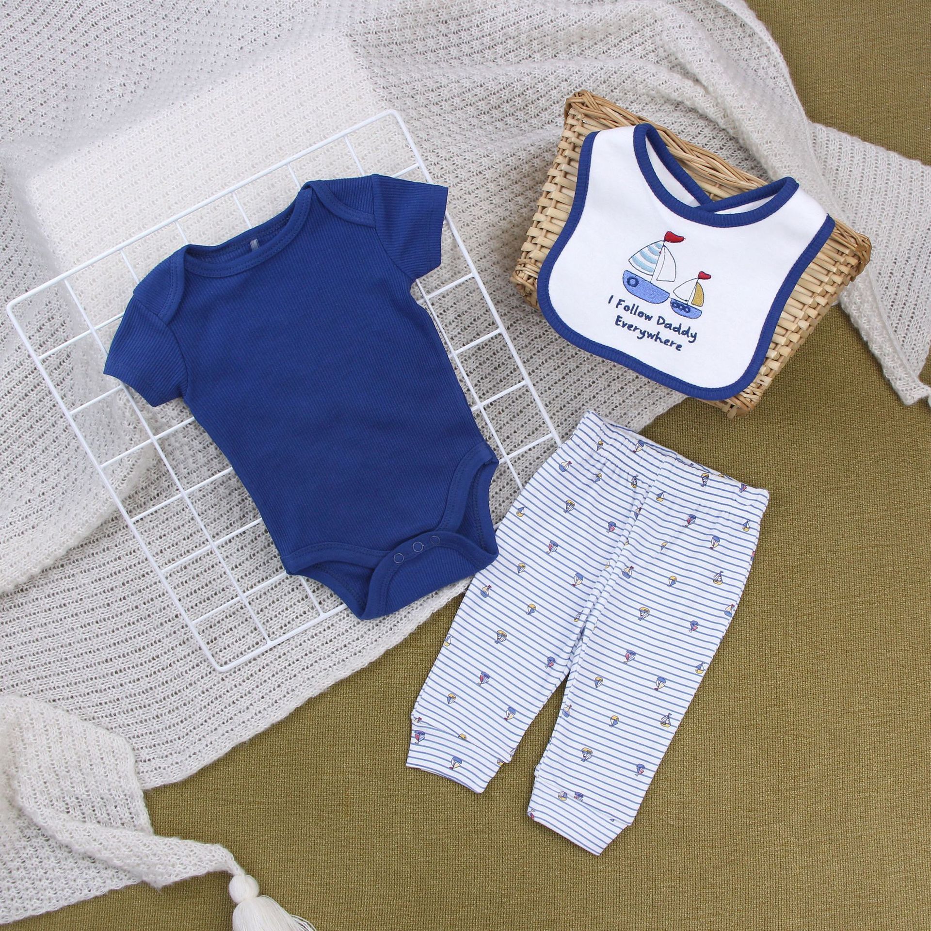 Ropa de bebé con diseño de velero doble.