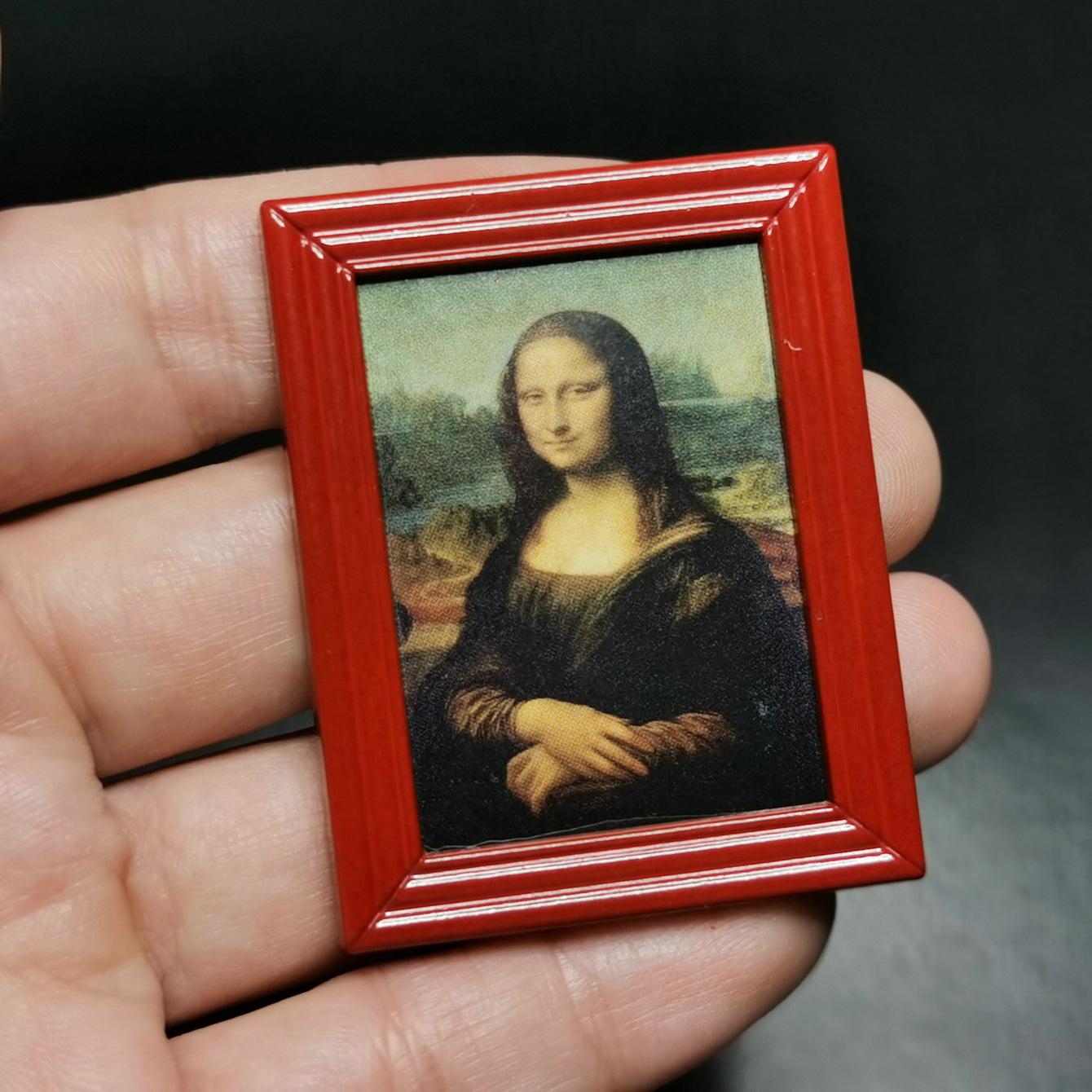 Mona Lisa colorida en marco rojo