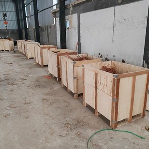 Инспектор выбирает образец на заводе для тестирования продукта - Product Image 2