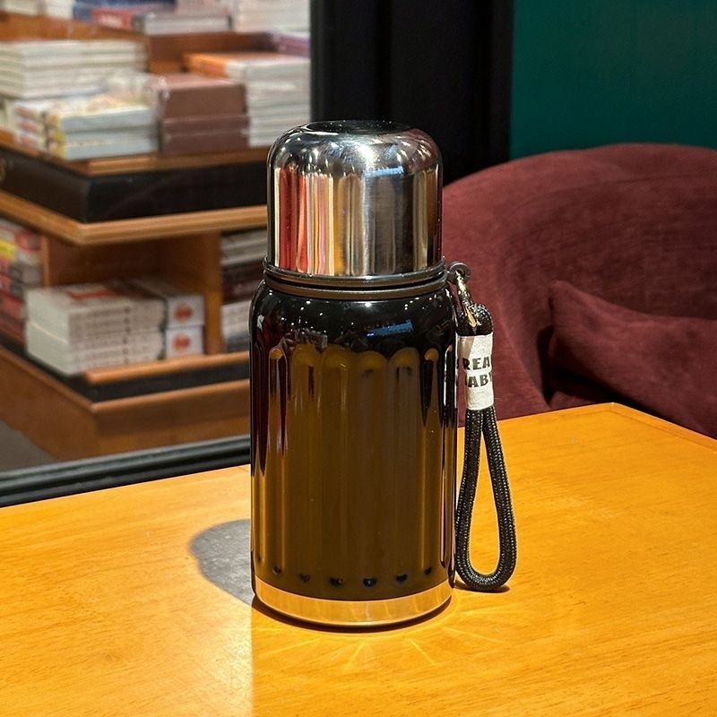Caja de color negra de 450 ml con cuerda.