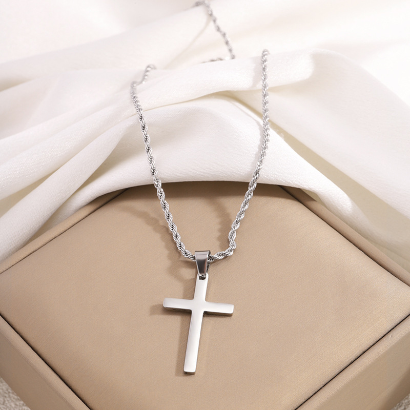 Croix de double couche de chaîne de torsion argentée