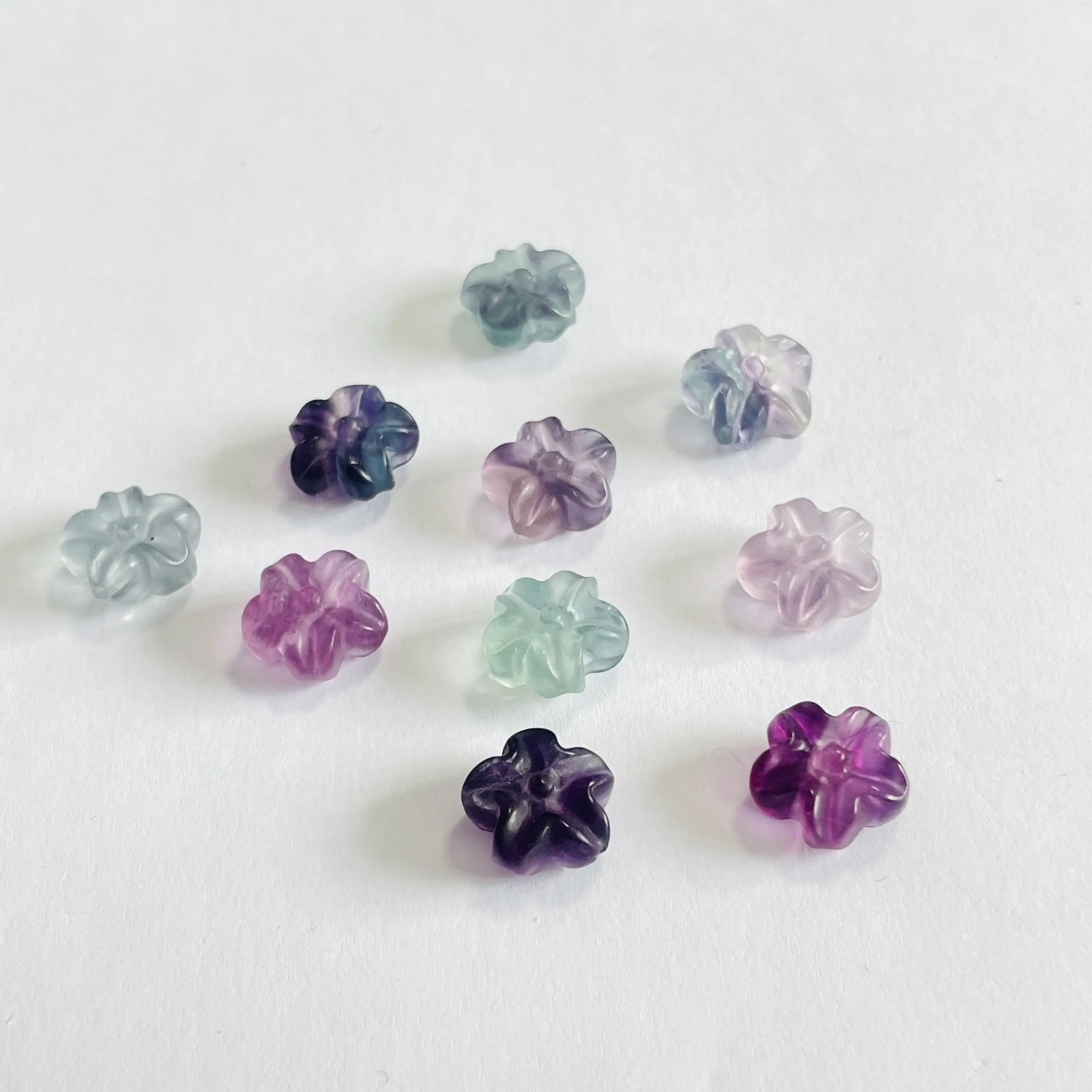Commercio all'ingrosso naturale di cristallo curativo artigianato incisione arcobaleno Fluorite intaglio di fiori per Souvenir
