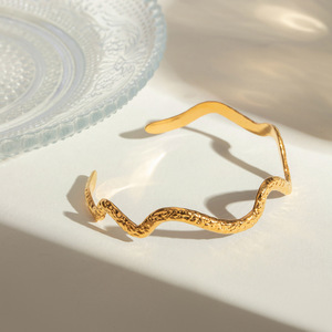 Fábrica al por mayor Simple Irregular 18K oro Acero inoxidable onda patrón martillo patrón en forma de C pulsera abierta - Product Image 5