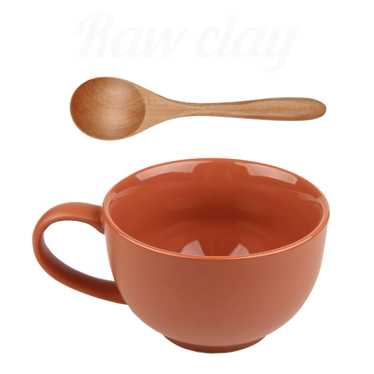 Tasse rouge avec cuillère