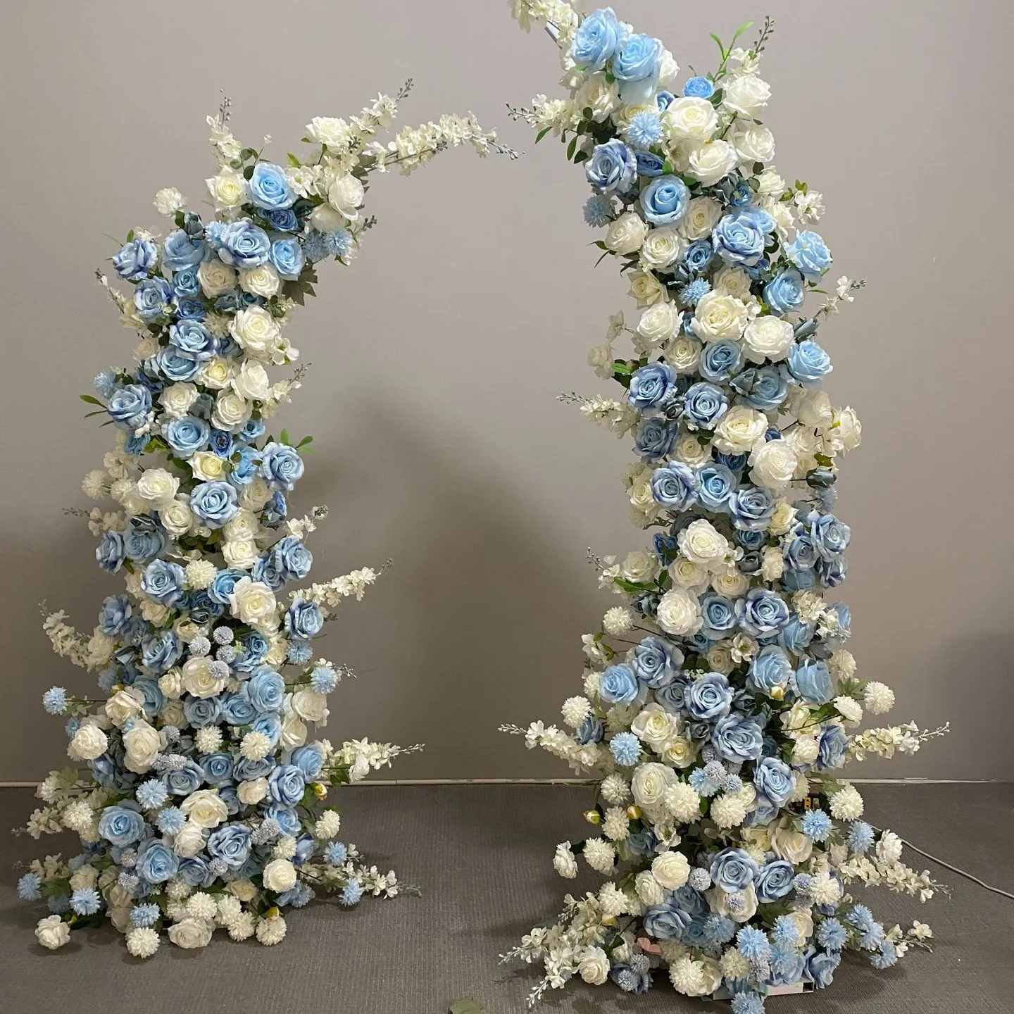 Venta al por mayor de seda artificial azul boda cuerno flores arco arreglo de flores arco boda flor artificial arco conjunto