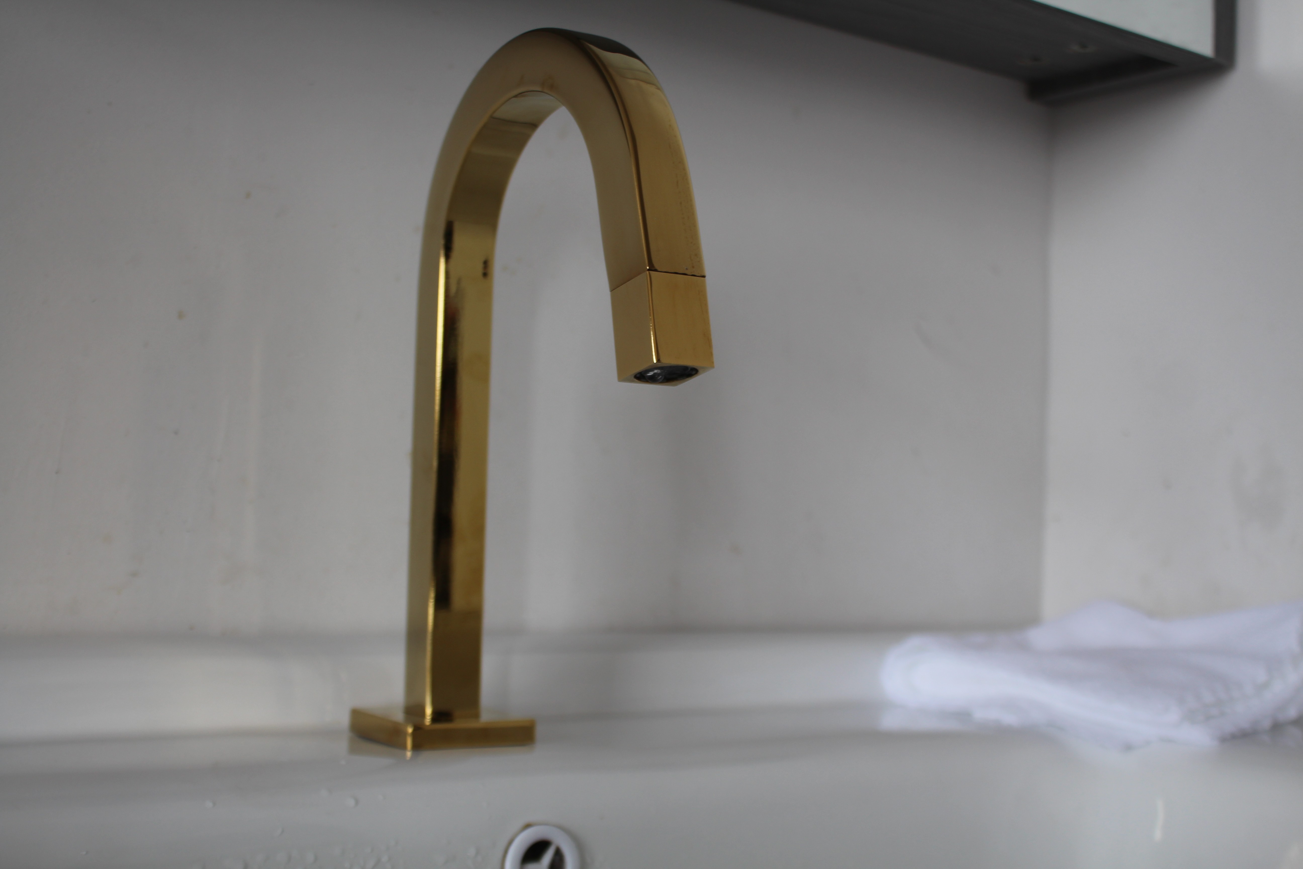 GOLDEN SINGLE COLD FAUCET