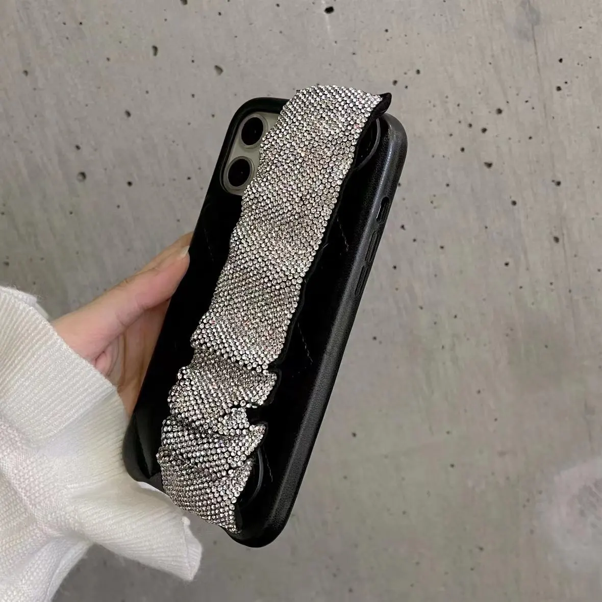 Desain Baru Mewah Kristal Berlian Berkilau Bling Casing Ponsel Kulit Wrist Band Holder Casing Telepon untuk iPhone 14