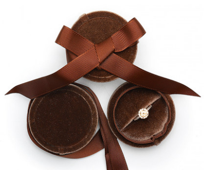 Caja de anillo marrón