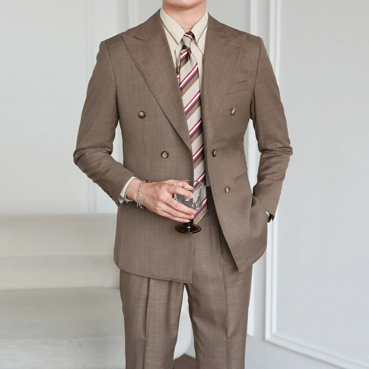 2024 yeni İngiliz vintage kahverengi takım elbise kruvaze çizgili takım elbise ceket erkek İngiliz napoli iş resmi rahat blazer