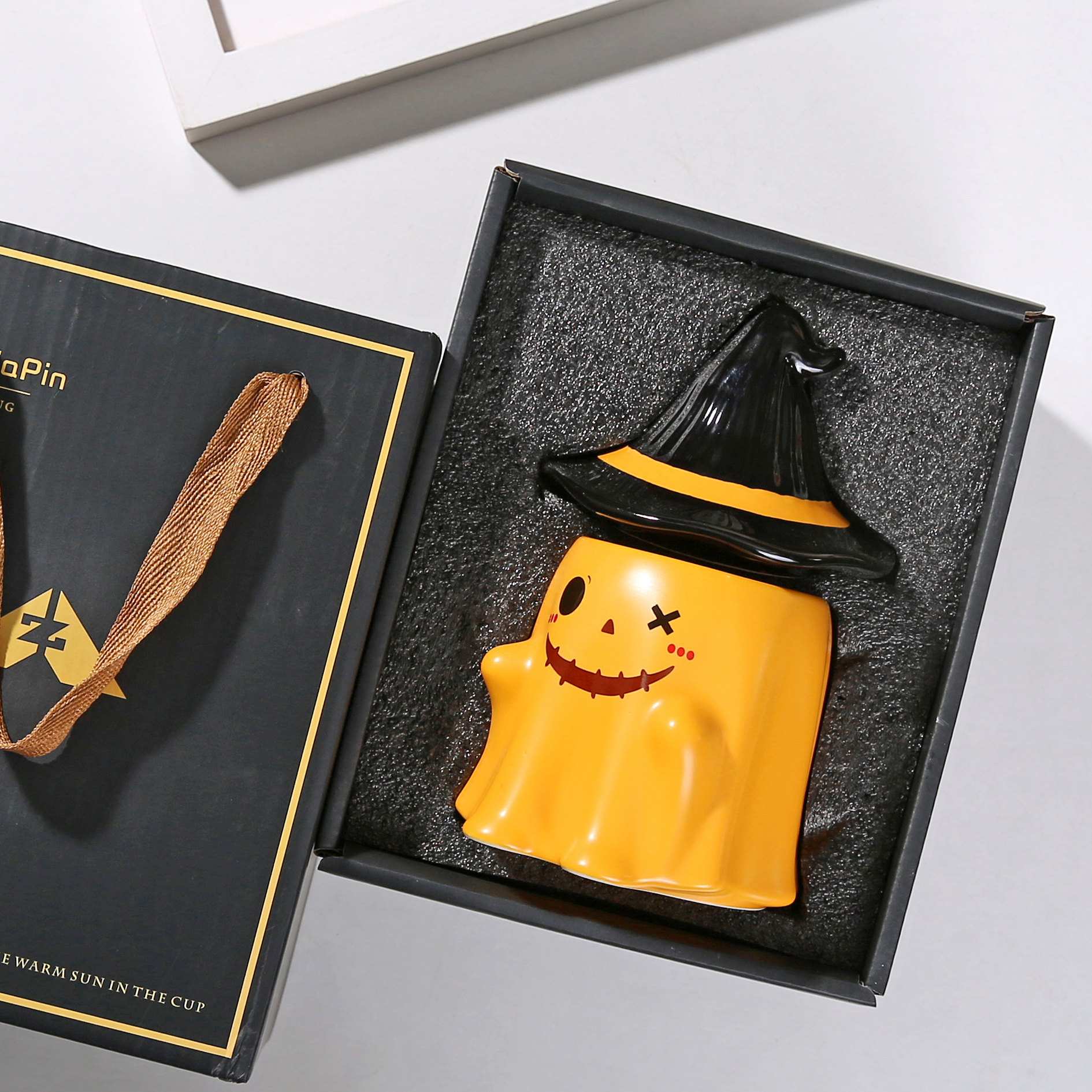 Naranja con caja de regalo