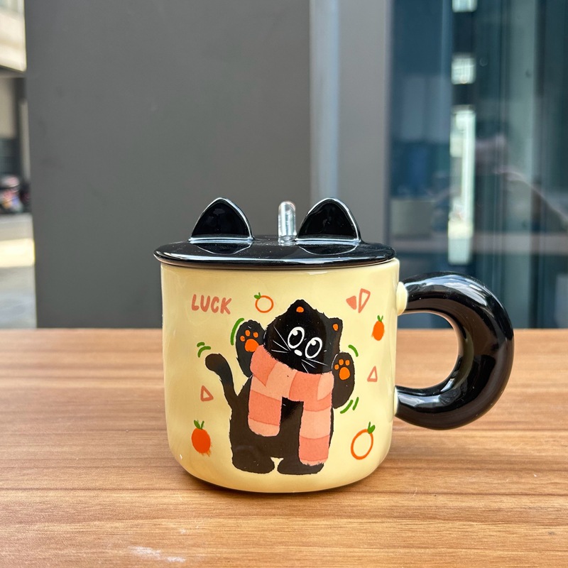Paille jaune pour couvercle de tasse.