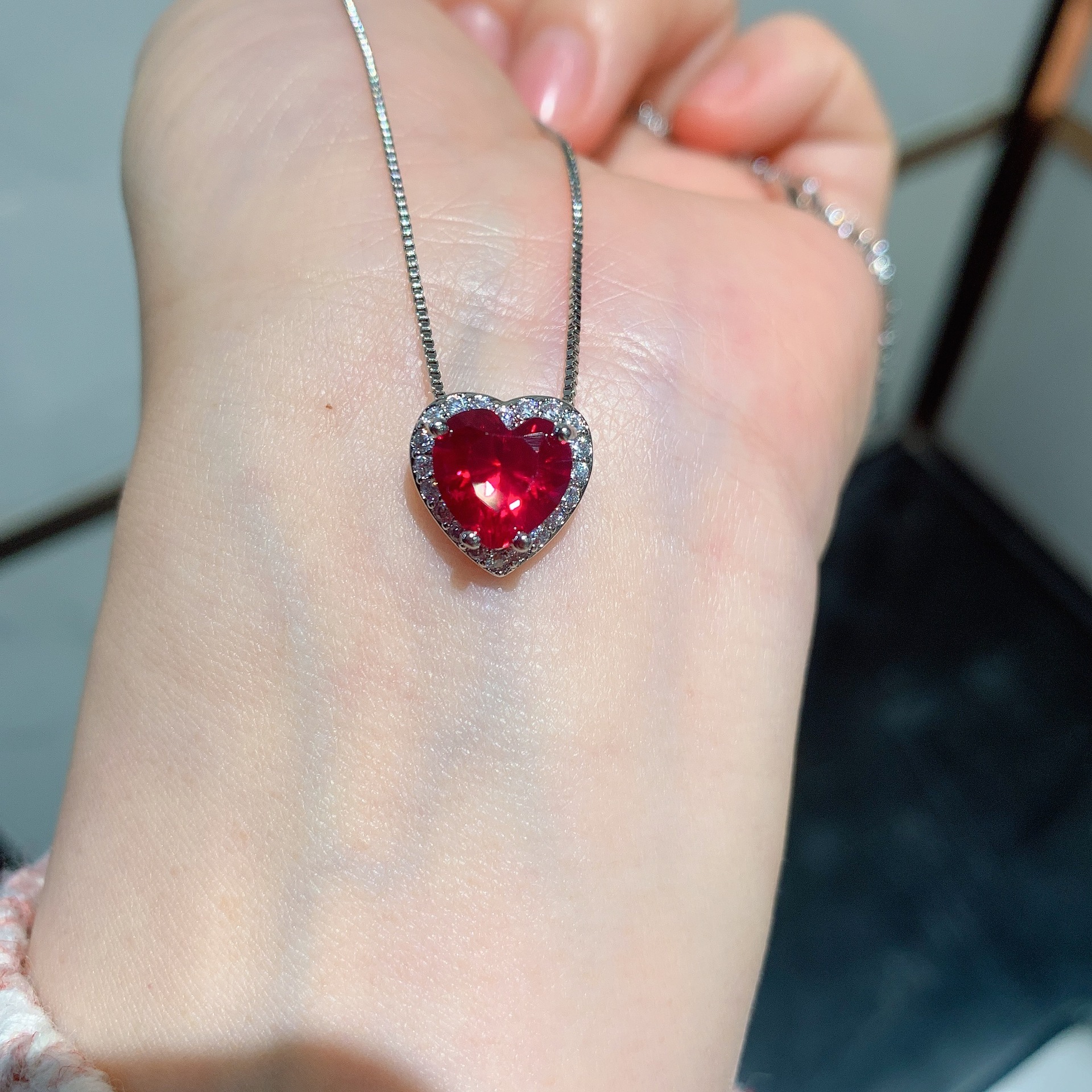 Pendentif en verre rouge