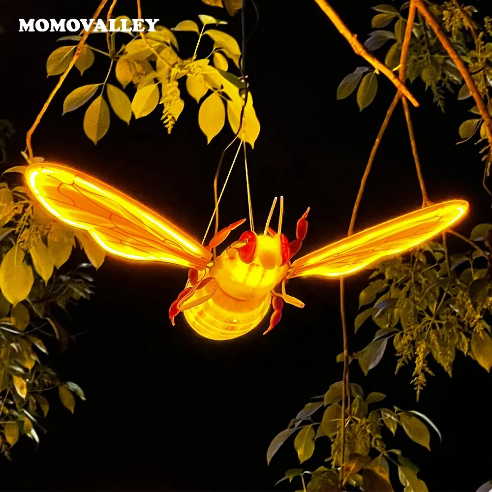 Un décor de parc bourdonnant simulé avec une lumière LED dynamique Bee Ant ajoute un élément lumineux captivant à la célébration d'événements en plein air