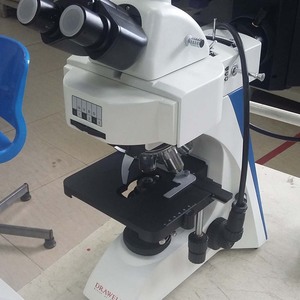 Microscópio trinocular fluorescente com objectivos achromáticos do plano do infinito