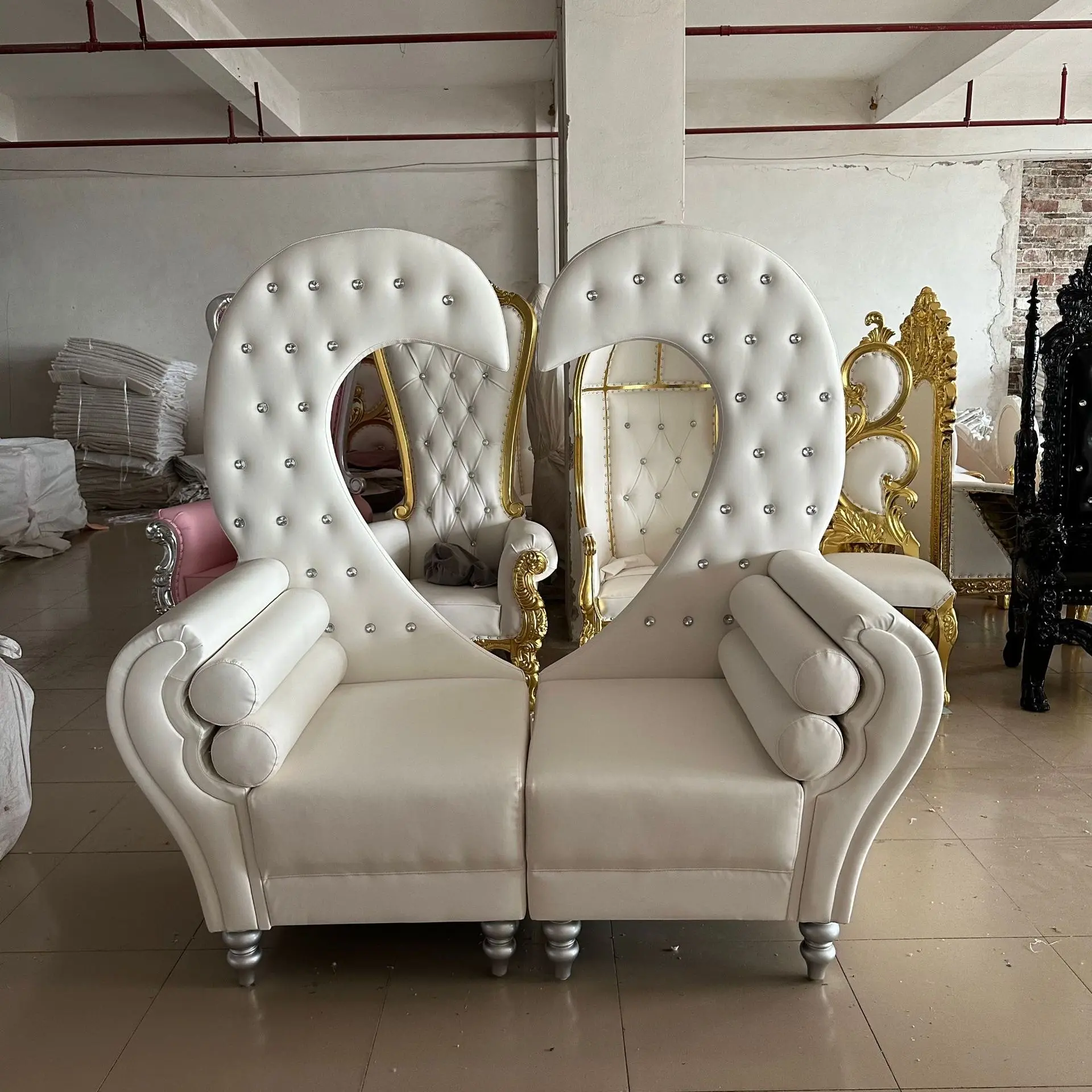लक्जरी राजकुमारी राजकुमार राजा रानी स्वान आकार बैकरेस्ट दिल के आकार के सफेद डबल लॉवेसट शादी सिंहासन कुर्सी