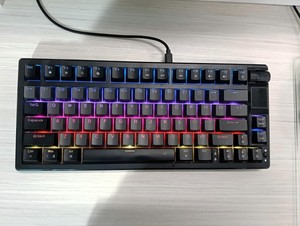 Teclado mecánico con cable de 82 teclas LED OEM personalizado 75% Mini RGB tipo C Teclado mecánico portátil con cable para juegos con perilla