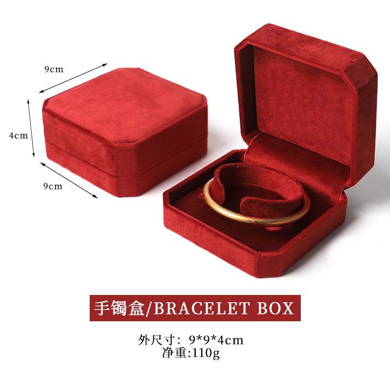 Caja para brazalete color borgoña.