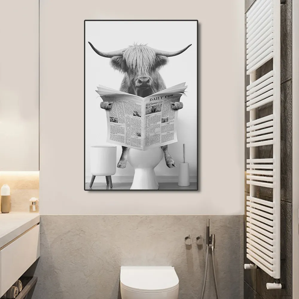 Cute Funny Highland Cow on a Toilet Canvas Painting stampe in bianco e nero Wall Art Home bagno Decor