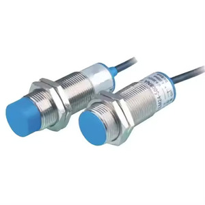 Induktiver Sensor XM18 mit nicht bündigem Strom-/Spannungs ausgang