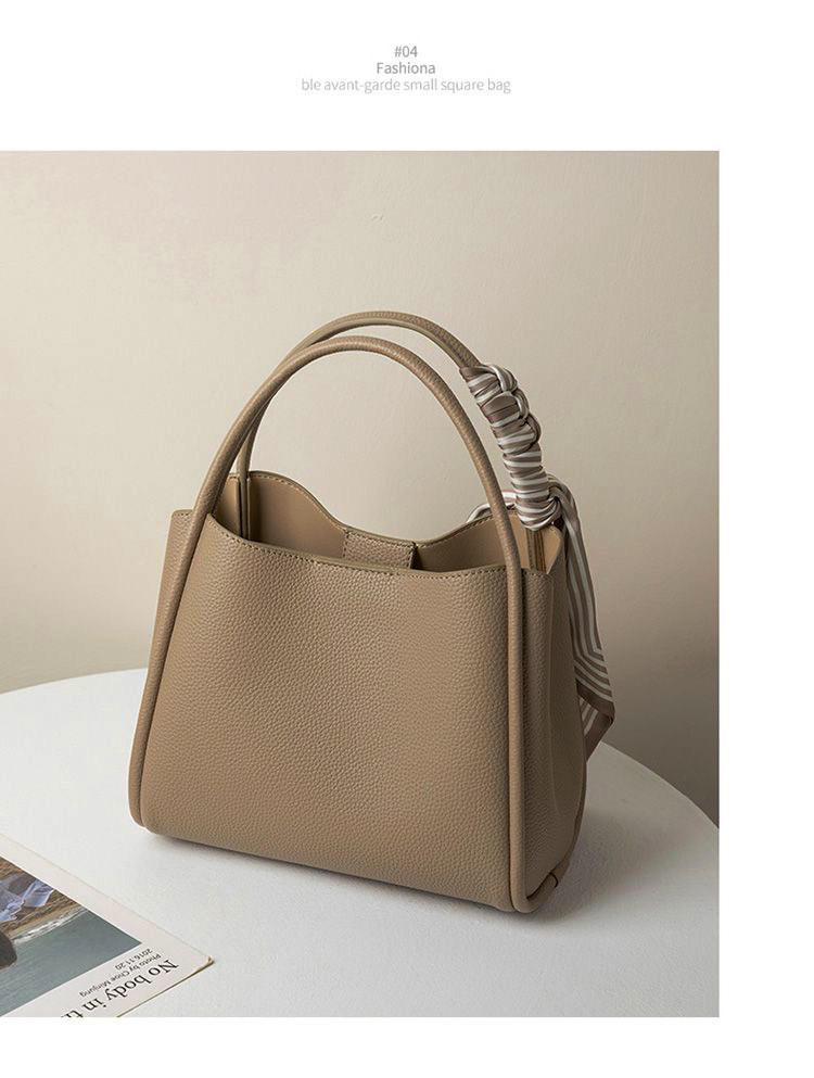 ผ้าพันคอสีเทา/สีกากีลายช้างแบบสุ่ม