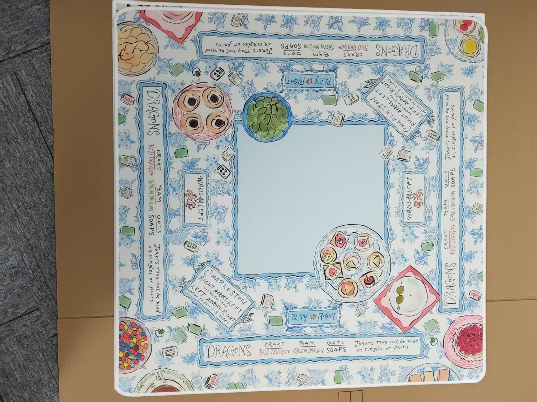 Fond blanc, motif floral bleu, imprimé Snack Mahjong.