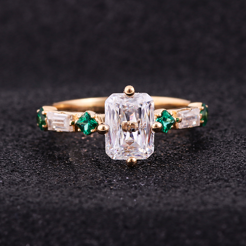 Bague en or massif 10K avec moissanite véritable.