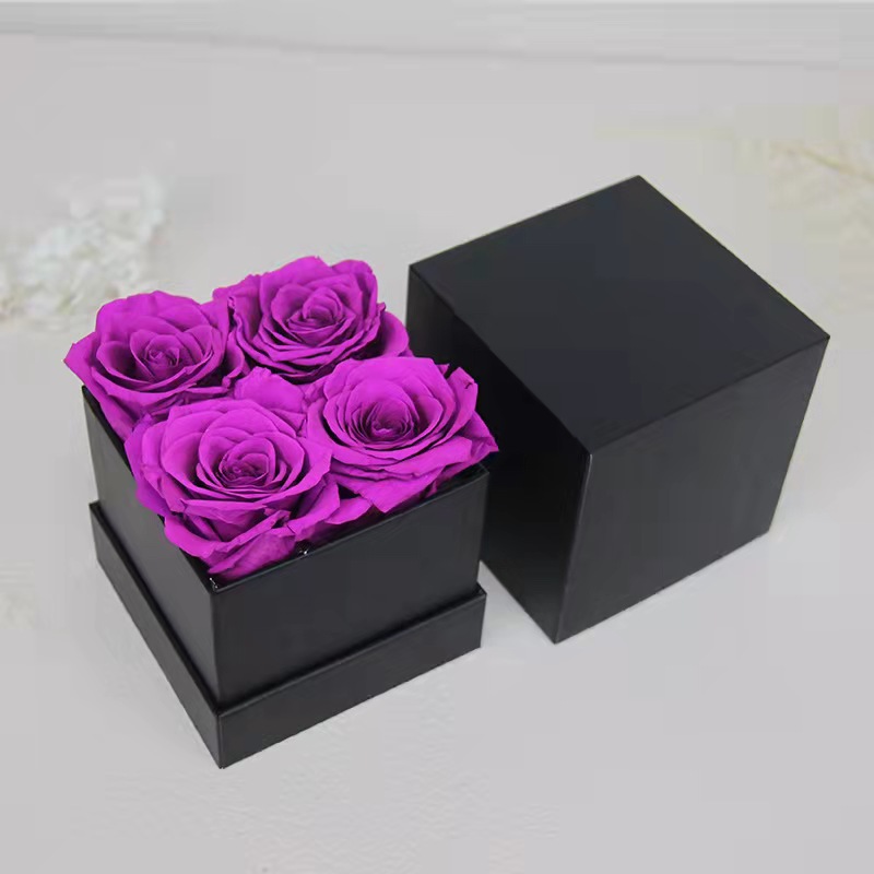 4 roses dans une boîte carrée