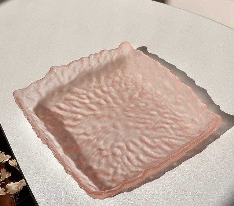 Assiette carrée coeur de glace rose