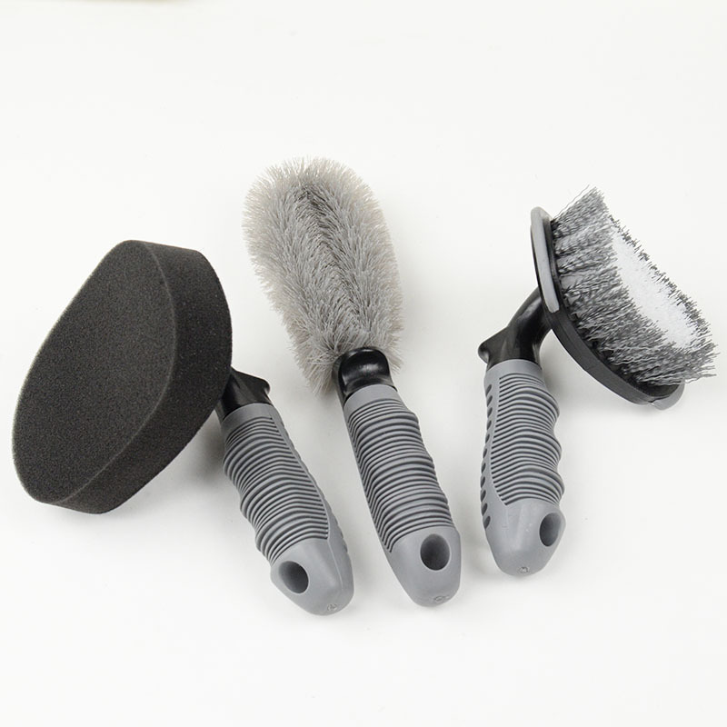 Ensemble de trois brosses à pneus