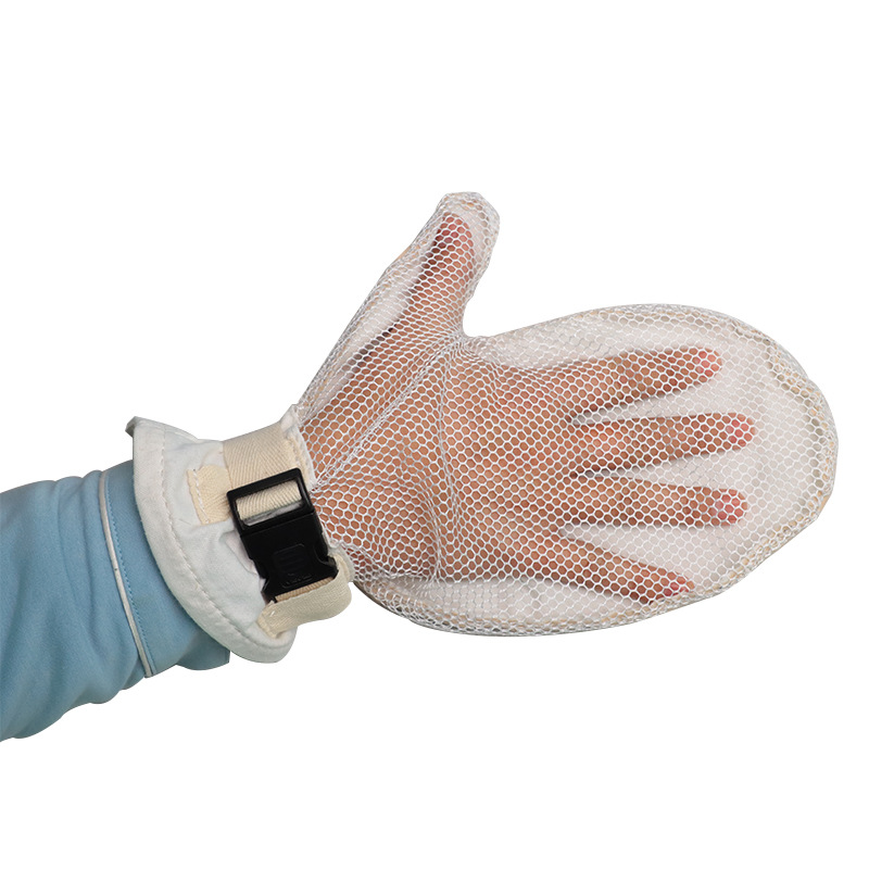 A pair of white breathable mesh anti-scratch gloves