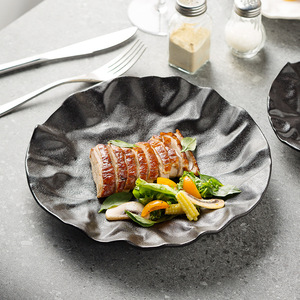 Piatto da portata per torta in porcellana personalizzato in ceramica Fine di forma irregolare goffrata bianca semplice dal nuovo design unico ed elegante - Product Image 4