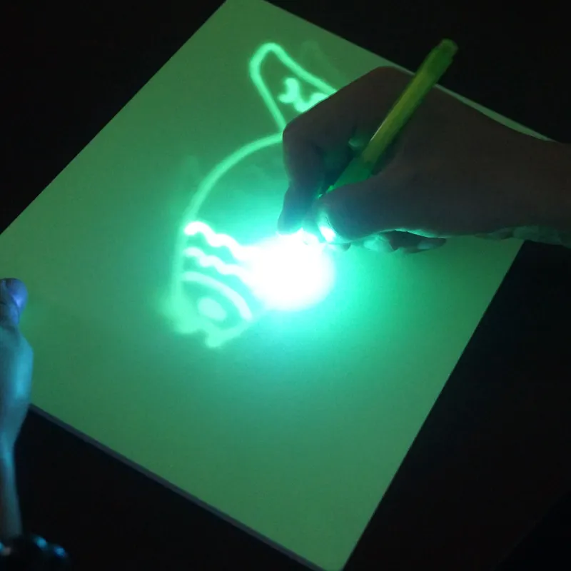 Nuevo tablero de dibujo de rompecabezas Tablero mágico en la luz oscura niños populares que aprenden herramienta divertida almohadilla de dibujo fluorescente para niños