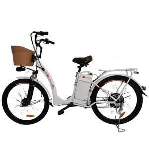 小さな新鮮な電動自転車の女の子がモビリティスクーターで子供用電動自転車をピックアップ