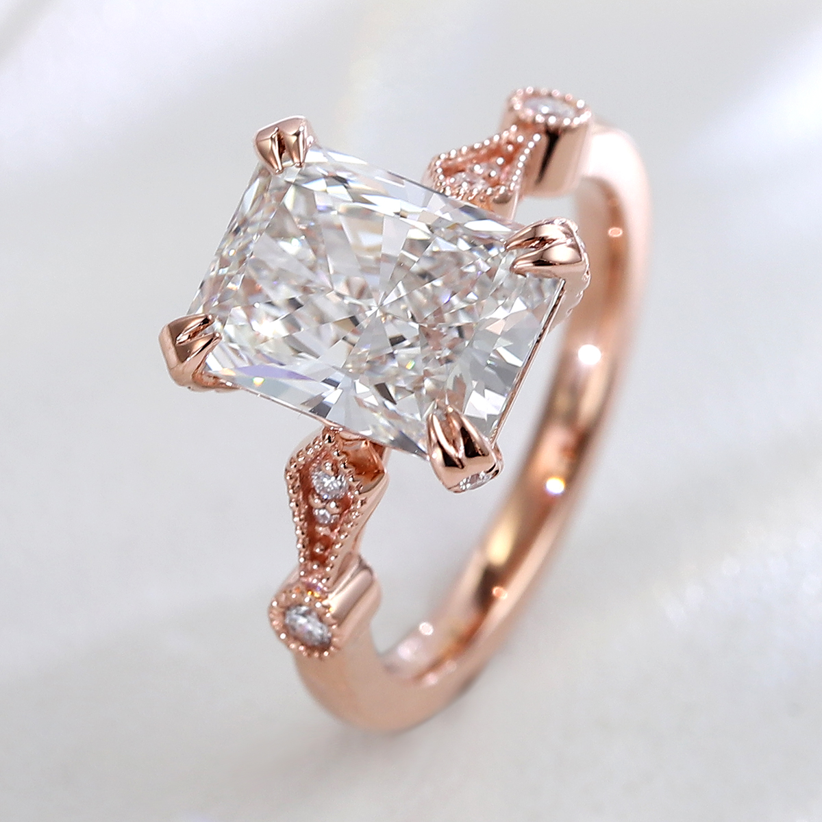 Anillo de diamantes de laboratorio de oro macizo de 14 quilates