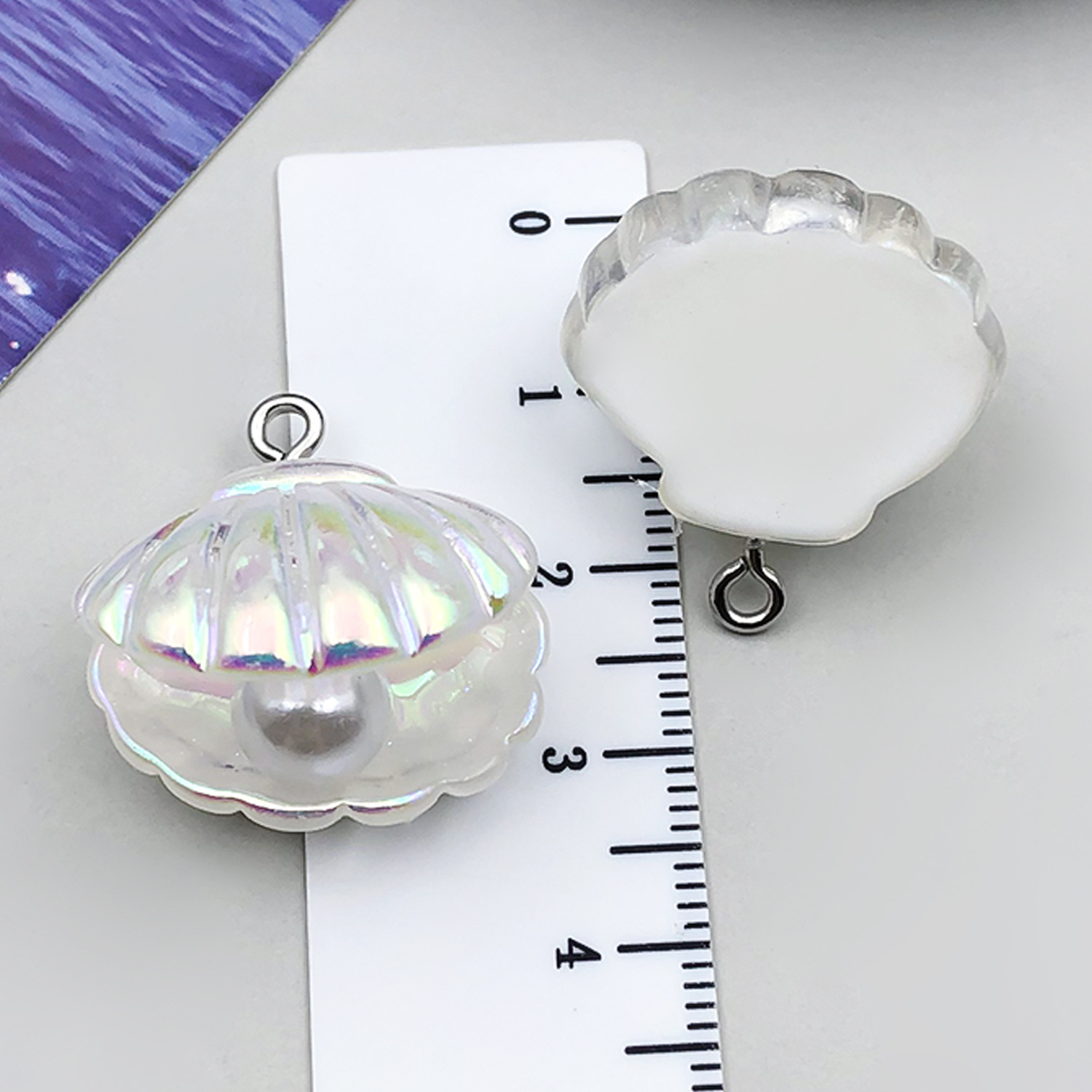 White Iridescent Shell 23x23x17mm 3.1g-24103