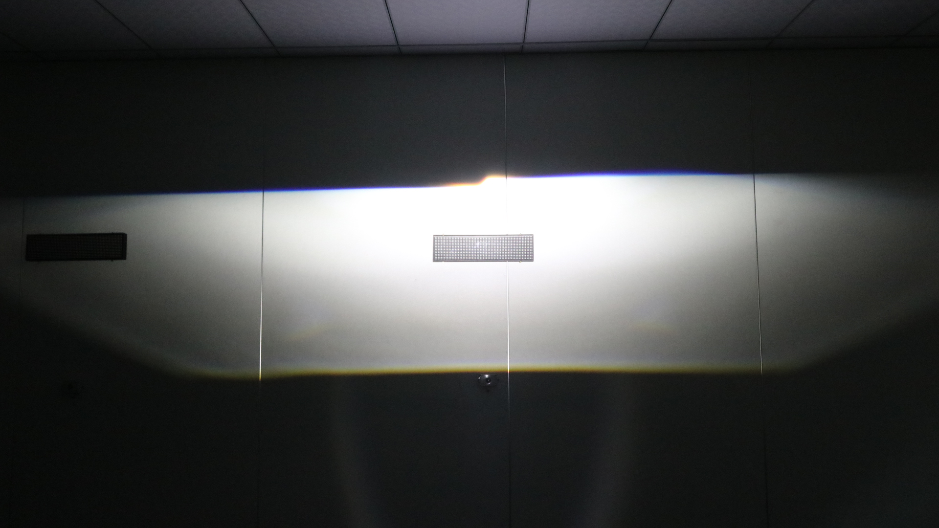 Con luz alta cuadrada blanca.