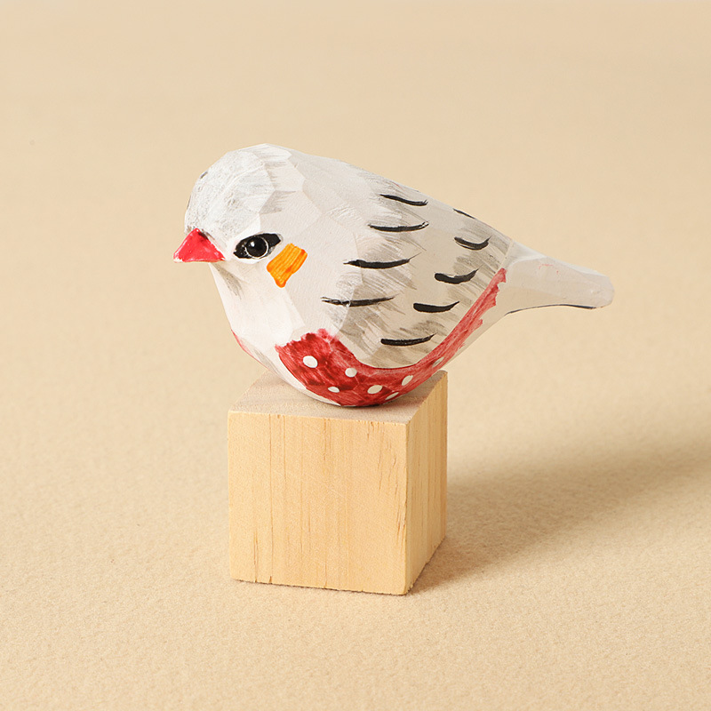 Bloc de bois sculpté en forme d'oiseau en perles