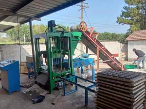 Pequeña línea de producción de bloques de hormigón portátil fija Lista de precios Máquina de fabricación de bloques de hormigón Máquina pavimentadores de bloques de cemento - Product Image 2