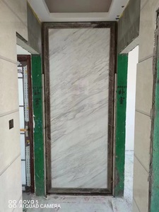 Pannello in pietra a nido d'ape in alluminio con rivestimento in marmo bianco Volakas per rivestimento a parete e scala a colonna e parete caratteristica - Product Image 6