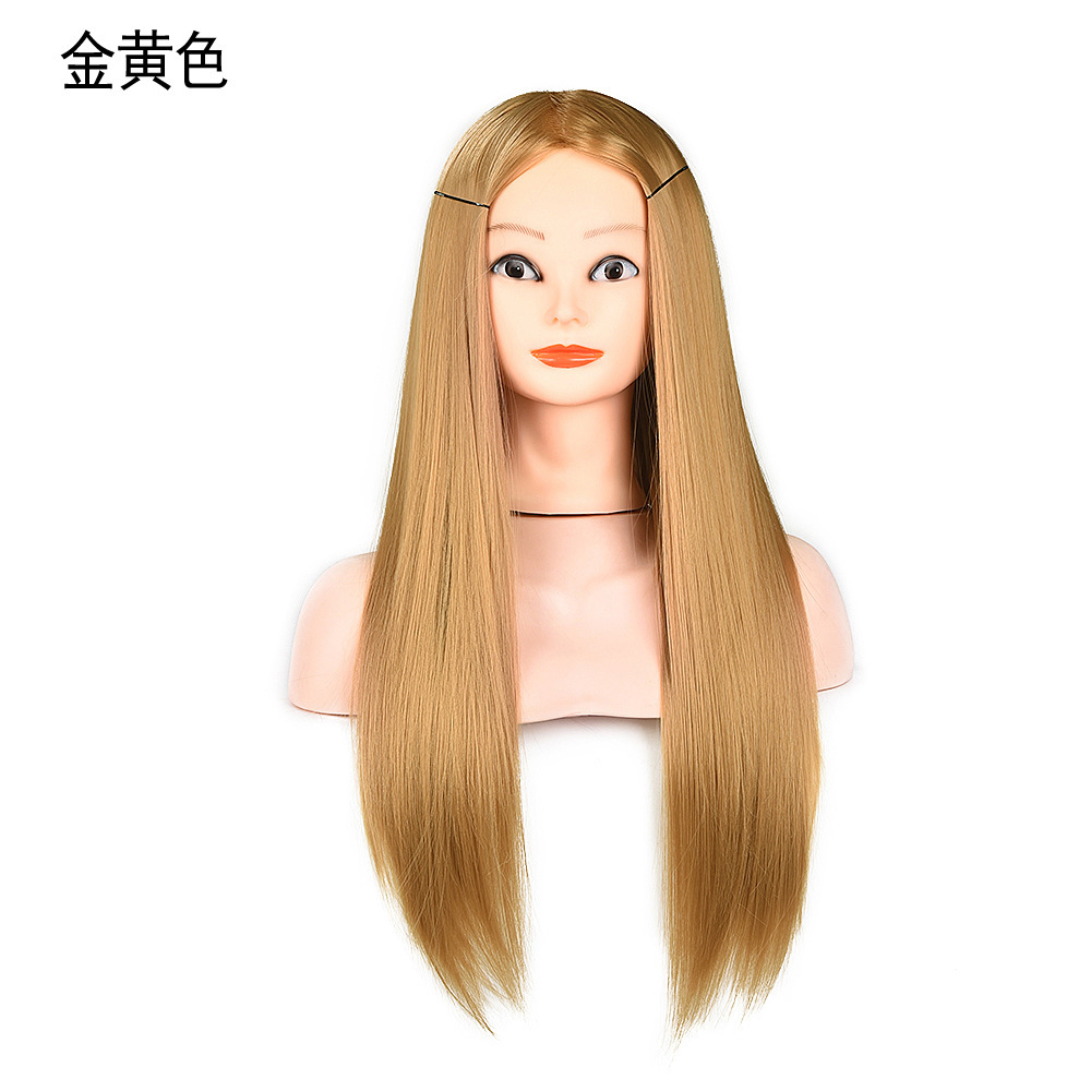 Blonde dorée avec du maquillage