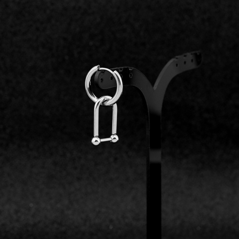E052-Silver 1 (Une boucle d'oreille avec un piercing à l'oreille)
