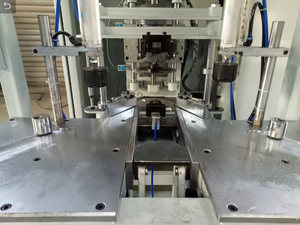 Nuevo diseño que trabaja con la máquina de limpieza de esquinas CNC para los programas de puertas ganadoras de PVC Máquina de limpieza de esquinas automática CNC