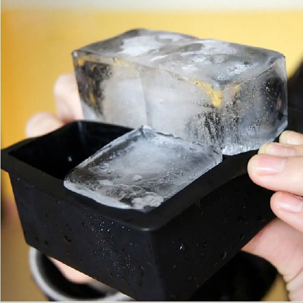 Bandeja de cubitos de hielo de silicona con 4 agujeros y una tapa diseñada para hacer cubitos de hielo esféricos