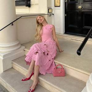 Элегантное розовое платье миди без рукавов с цветочными деталями, высококачественный дизайн для торжественных случаев, женское коктейльное платье - Product Image 4